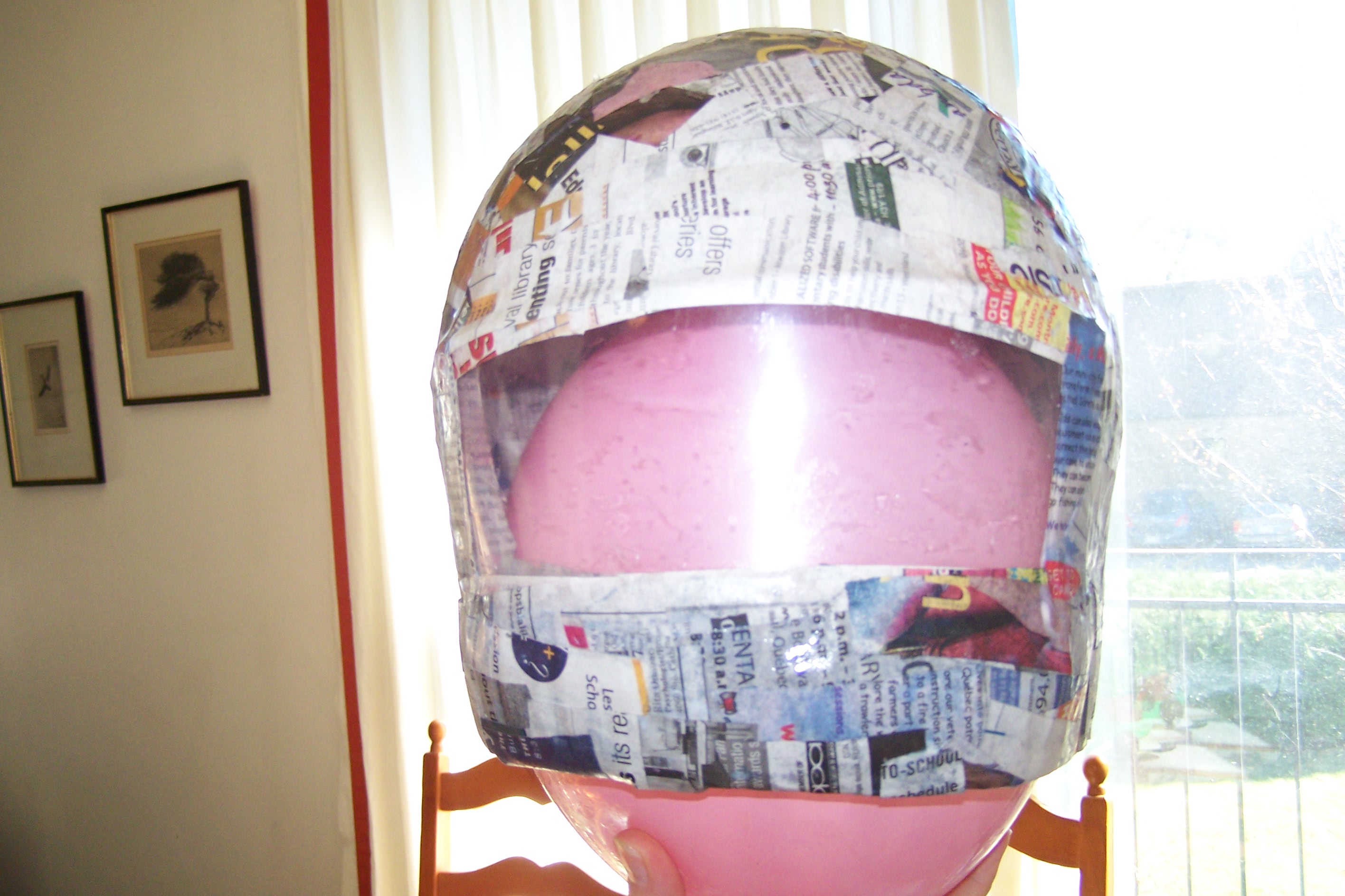 Шлем космонавта из папье маше. Космический шлем. Космический шлем для ребенка. Шлем Космонавта детский. Космический шлем поделка.